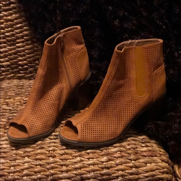 Cute peep toe booties. - Picture 3 of 5